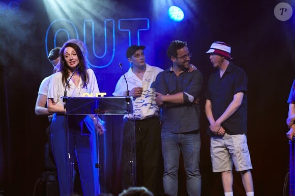Eddy de Pretto, Maxence Danet-Fauvel et toute l'équipe de Skam France, série lauréate du Coup d'éclat artistique, lors de la 3e cérémonie des Out d'Or, qui célèbrent la visibilité des personnes LGBTI, au Cabaret Sauvage le 18 juin 2019.