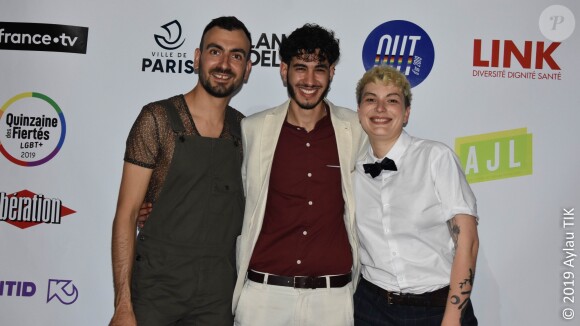 Jonas Ben Ahmed, personnalité LGBTI 2018, entouré des coprésidents de l'AJL, Clément Giuliano et Clémence Allezard,au photocall de la 3e cérémonie des Out d'Or, qui célèbrent la visibilité des personnes LGBTI, au Cabaret Sauvage le 18 juin 2019.