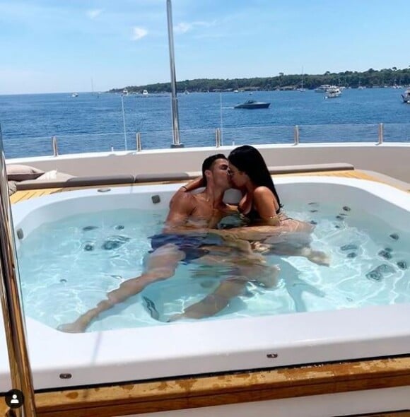 Cristiano Ronaldo embrasse Georgina Rodriguez lors de vacances à Saint-Tropez. Instagram le 23 juin 2019.