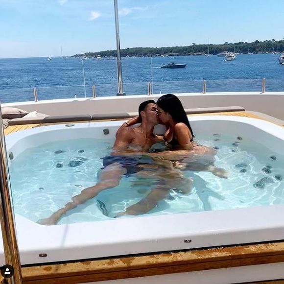 Cristiano Ronaldo embrasse Georgina Rodriguez lors de vacances à Saint-Tropez. Instagram le 23 juin 2019.