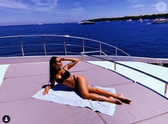 Georgina Rodriguez bronze en bikini lors de vacances à Saint-Tropez avec Cristiano Ronaldo. Instagram, le 23 juin 2019.