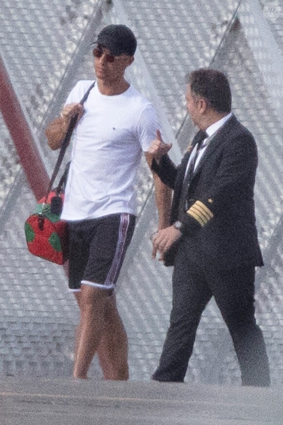Exclusif - Cristiano Ronaldo, sa compagne Georgina Rodriguez et ses enfants Alana Martina dos Santos Aveiro, Cristiano Jr, Eva Maria Dos Santos, Mateo Ronaldo embarquent dans un jet privé après avoir passé une semaine au dans l'hôtel cinq étoiles Westin Resort Costa Navarino, à l'aéroport de Kalamata en Grèce, le 18 juin 2019.