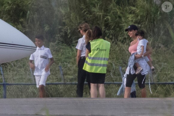 Exclusif - Cristiano Ronaldo, sa compagne Georgina Rodriguez et ses enfants Alana Martina dos Santos Aveiro, Cristiano Jr, Eva Maria Dos Santos, Mateo Ronaldo embarquent dans un jet privé après avoir passé une semaine au dans l'hôtel cinq étoiles Westin Resort Costa Navarino, à l'aéroport de Kalamata en Grèce, le 18 juin 2019.