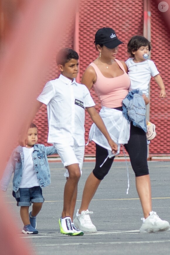 Exclusif - Cristiano Ronaldo, sa compagne Georgina Rodriguez et ses enfants Alana Martina dos Santos Aveiro, Cristiano Jr, Eva Maria Dos Santos, Mateo Ronaldo embarquent dans un jet privé après avoir passé une semaine au dans l'hôtel cinq étoiles Westin Resort Costa Navarino, à l'aéroport de Kalamata en Grèce, le 18 juin 2019.