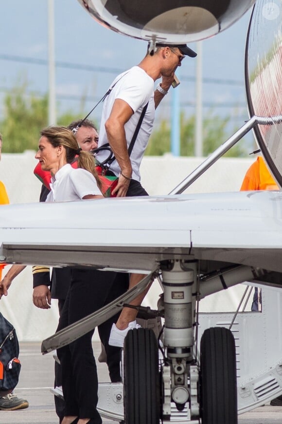 Exclusif - Cristiano Ronaldo, sa compagne Georgina Rodriguez et ses enfants Alana Martina dos Santos Aveiro, Cristiano Jr, Eva Maria Dos Santos, Mateo Ronaldo embarquent dans un jet privé après avoir passé une semaine au dans l'hôtel cinq étoiles Westin Resort Costa Navarino, à l'aéroport de Kalamata en Grèce, le 18 juin 2019.