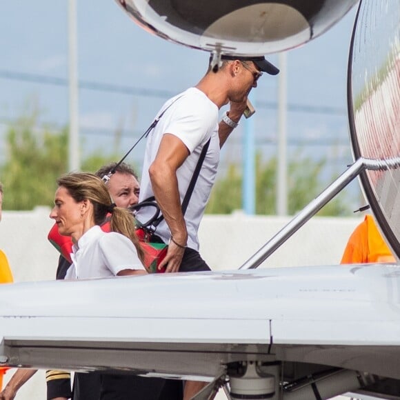 Exclusif - Cristiano Ronaldo, sa compagne Georgina Rodriguez et ses enfants Alana Martina dos Santos Aveiro, Cristiano Jr, Eva Maria Dos Santos, Mateo Ronaldo embarquent dans un jet privé après avoir passé une semaine au dans l'hôtel cinq étoiles Westin Resort Costa Navarino, à l'aéroport de Kalamata en Grèce, le 18 juin 2019.