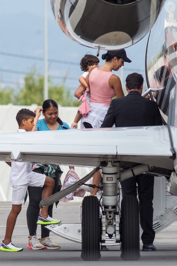 Exclusif - Cristiano Ronaldo, sa compagne Georgina Rodriguez et ses enfants Alana Martina dos Santos Aveiro, Cristiano Jr, Eva Maria Dos Santos, Mateo Ronaldo embarquent dans un jet privé après avoir passé une semaine au dans l'hôtel cinq étoiles Westin Resort Costa Navarino, à l'aéroport de Kalamata en Grèce, le 18 juin 2019.