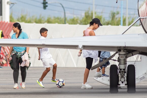 Exclusif - Cristiano Ronaldo, sa compagne Georgina Rodriguez et ses enfants Alana Martina dos Santos Aveiro, Cristiano Jr, Eva Maria Dos Santos, Mateo Ronaldo embarquent dans un jet privé après avoir passé une semaine au dans l'hôtel cinq étoiles Westin Resort Costa Navarino, à l'aéroport de Kalamata en Grèce, le 18 juin 2019.