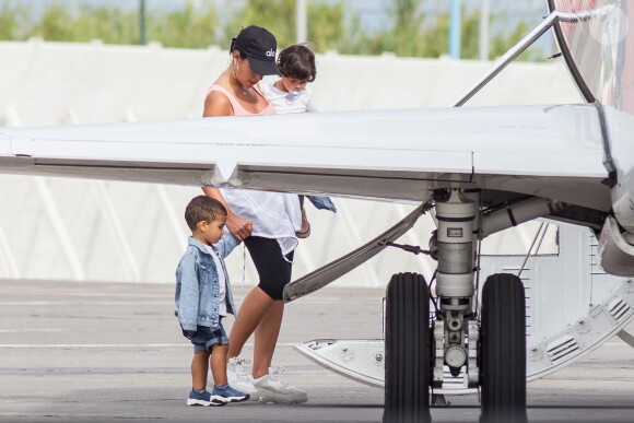 Exclusif - Cristiano Ronaldo, sa compagne Georgina Rodriguez et ses enfants Alana Martina dos Santos Aveiro, Cristiano Jr, Eva Maria Dos Santos, Mateo Ronaldo embarquent dans un jet privé après avoir passé une semaine au dans l'hôtel cinq étoiles Westin Resort Costa Navarino, à l'aéroport de Kalamata en Grèce, le 18 juin 2019.