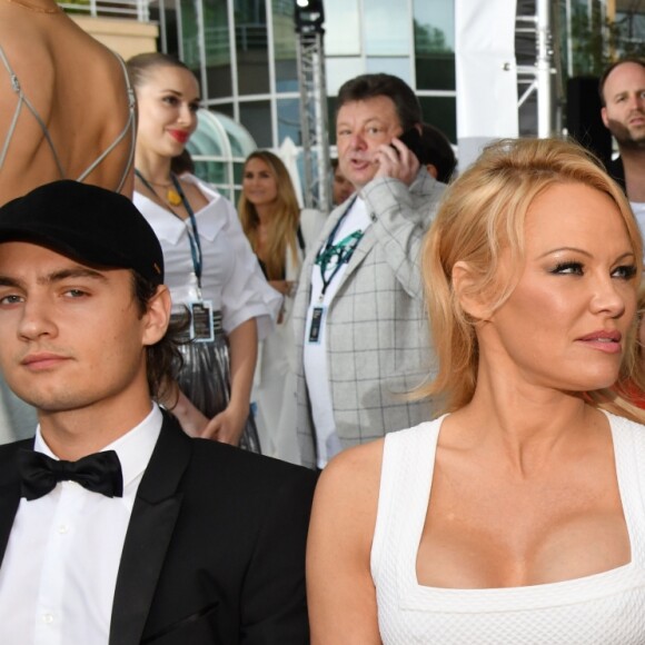 Brandon Lee, sa mère Pamela Anderson et Adil Rami lors de la soirée Amber Lounge Monaco 2019 au profit de la fondation de Jackie Stewart "Race Against Dementia" à l'hôtel Méridien Beach Plaza à Monaco, le 24 mai 2019. © Bruno Bebert / Bestimage