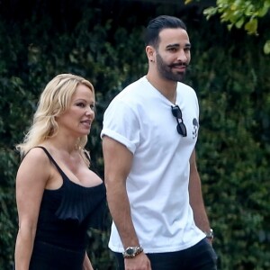 Exclusif - Pamela Anderson et son compagnon Adil Rami se baladent dans le quartier de Malibu à Los Angeles, le 6 juin 2019.