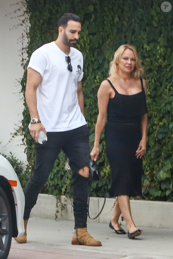 Exclusif - Pamela Anderson et son compagnon Adil Rami se baladent dans le quartier de Malibu à Los Angeles, le 6 juin 2019.