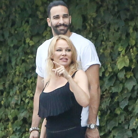 Exclusif - Pamela Anderson et Adil Rami se baladent dans le quartier de Malibu à Los Angeles, le 6 juin 2019.