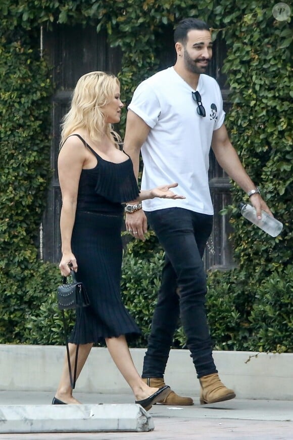 Exclusif - Pamela Anderson et son compagnon Adil Rami se baladent dans le quartier de Malibu à Los Angeles, le 6 juin 2019.