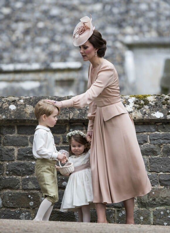Catherine (Kate) Middleton, duchesse de Cambridge avec son fils le prince George de Cambridge et sa fille la princesse Charlotte de Cambridge - Mariage de P. Middleton et J. Matthew, en l'église St Mark Englefield, Berkshire, Royaume Uni, le 20 mai 2017.