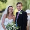 Charlie Van Straubanzee et sa femme Daisy Jenks lors de leur mariage à l'église Sainte-Marie-La-Vierge à Frensham, le 4 août 2018.