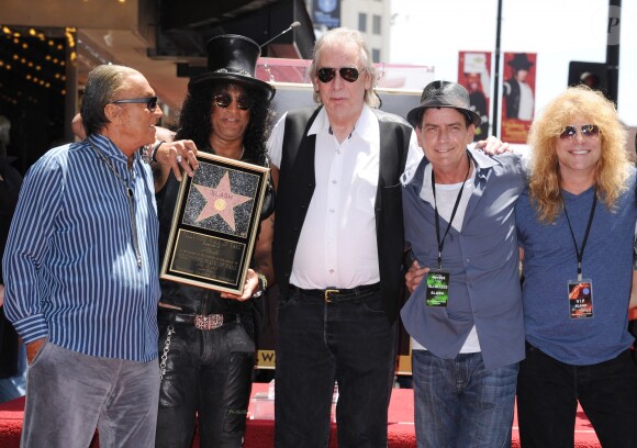 Steven Adler (à droite), ex-batteur des Guns N' Roses, en juillet 2012 avec Robert Evans, Slash, Jim Ladd et Charlie Sheen lors de l'inauguration de l'étoile de Slash sur le Hollywood Wlk of Fame.