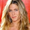 En 2004 lors des Emmy Awards. Lumineuse comme à son habitude, elle laisse sa chevelure au naturel.