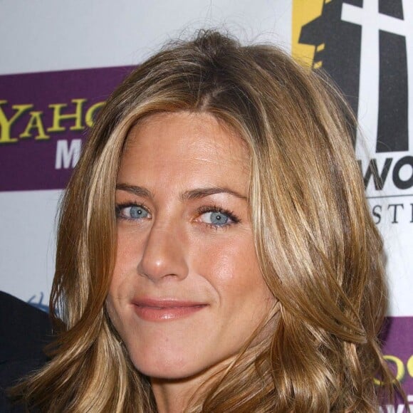 Octobre 2005 : Jennifer Aniston joue sur les nuances de blond avec une belle maîtrise.