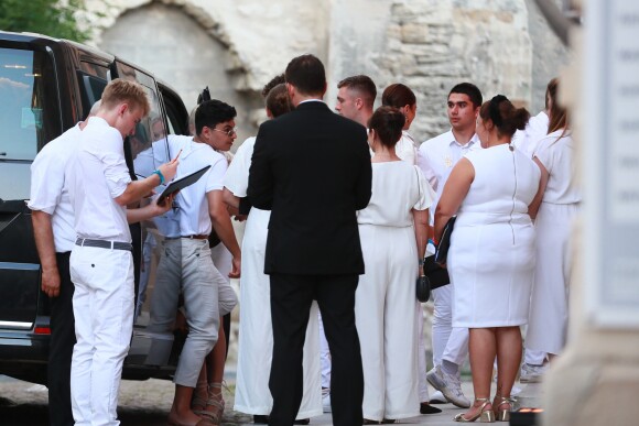 Les invités du mariage en France de Joe Jonas et sa femme Sophie Turner arrivent au restaurant La Mirande pour le dîner de répétition. Les invités sont habillés en blanc à l'exception des mariés qui sont en rouge. Avignon, le 28 juin 2019.