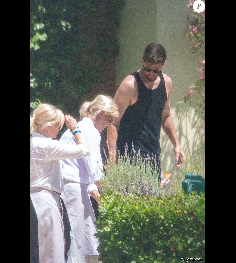 Exclusif , Sally Turner , Château de Tourreau, les invités du mariage de Sophie Turner et Joe Jonas profitent de la piscine, Sarrians, le 28 juin 2019.