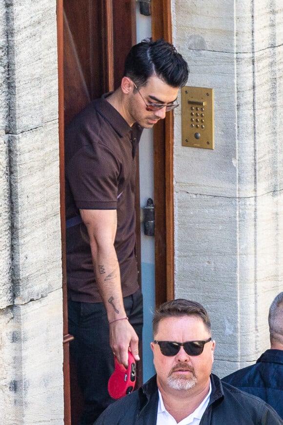 Joe Jonas et sa femme Sophie Turner quittent l'hôtel Crillon le Brave dans lequel ils logent à deux jours de leur mariage dans le Vaucluse le 27 juin 2019.