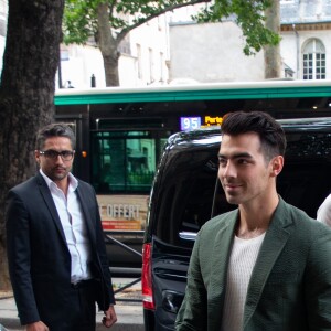 Joe Jonas et sa femme Sophie Turner, Nick Jonas et sa femme Priyanka Chopra, arrivent au restaurant Ralph Lauren à Paris le 24 juin 2019.