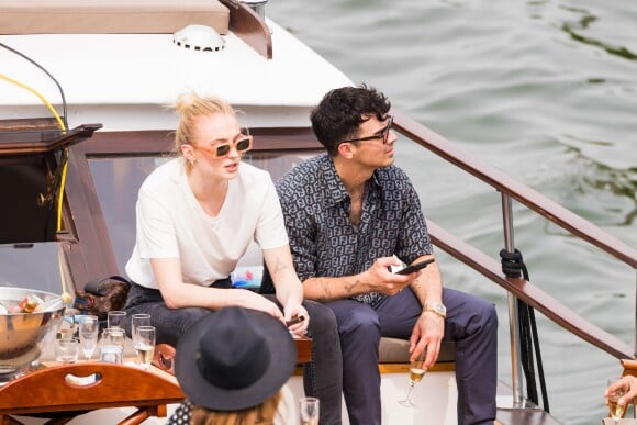 Joe Jonas, sa femme Sophie Turner, son frère Nick Jonas et sa femme Priyanka Chopra et leurs amis Wilmer Valderrama et sa compagne Amanda Pacheco font une croisière privée bateau sur la Seine. Paris, le 24 juin 2019.