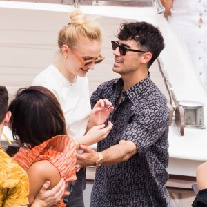 Joe Jonas, sa femme Sophie Turner, son frère Nick Jonas et sa femme Priyanka Chopra et leurs amis Wilmer Valderrama et sa compagne Amanda Pacheco font une croisière privée bateau sur la Seine. Paris, le 24 juin 2019.