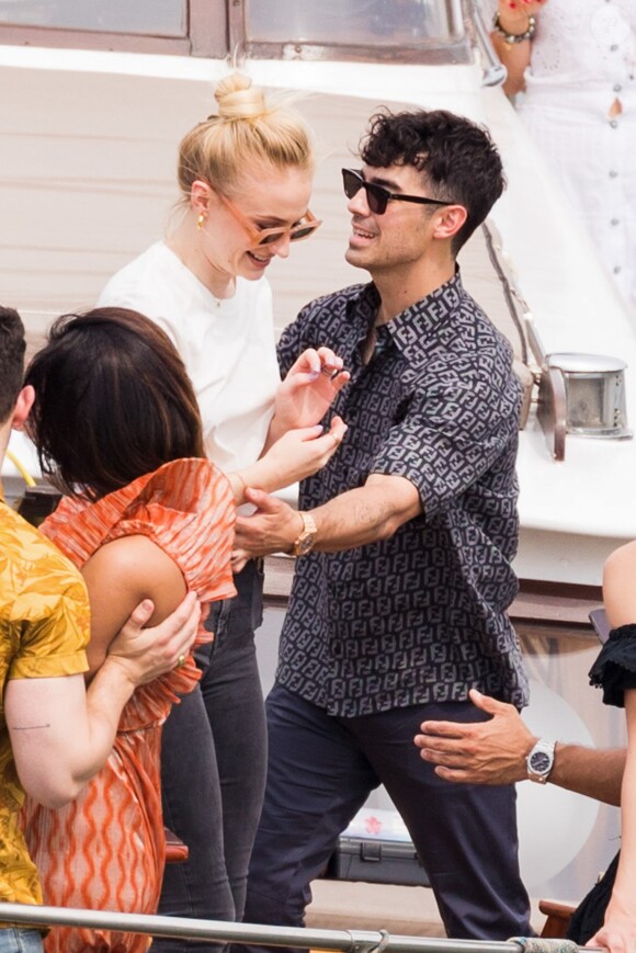 Joe Jonas, sa femme Sophie Turner, son frère Nick Jonas et sa femme Priyanka Chopra et leurs amis Wilmer Valderrama et sa compagne Amanda Pacheco font une croisière privée bateau sur la Seine. Paris, le 24 juin 2019.