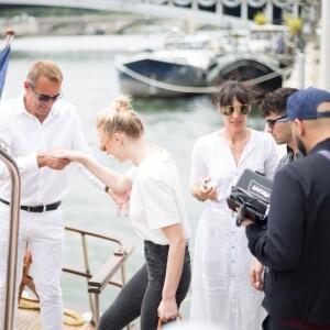 Nick Jonas, sa femme Priyanka Chopra, Joe Jonas et sa femme Sophie Turner et Wilmer Valderrama et sa compagne Amanda Pacheco une croisière privée en bateau, Paris, le 24 juin 2019.