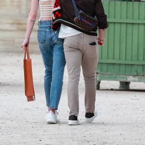 Après une après-midi shopping, Joe Jonas et sa femme Sophie Turner se promènent aux Jardin des Tuileries, Paris, le 22 juin 2019.