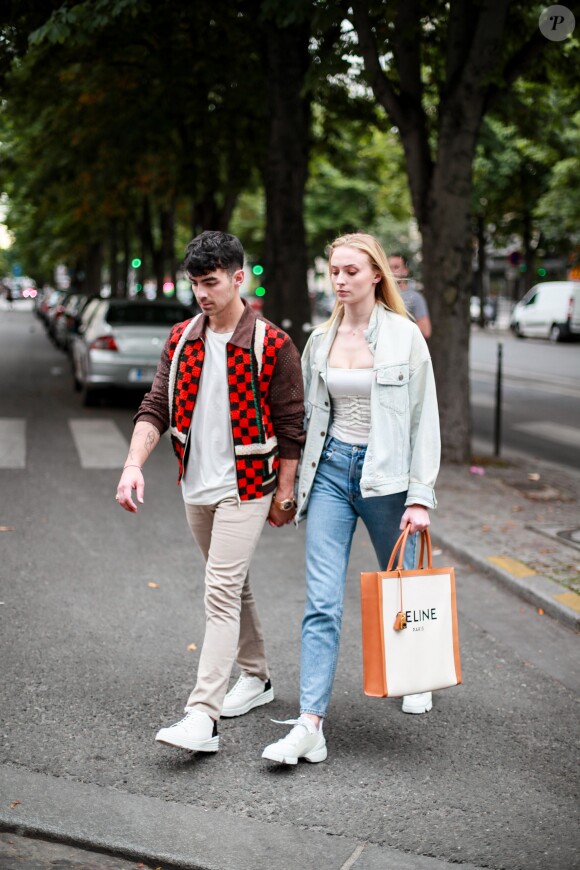 Après une après-midi shopping, Joe Jonas et sa femme Sophie Turner se promènent aux Jardin des Tuileries, Paris, le 22 juin 2019.