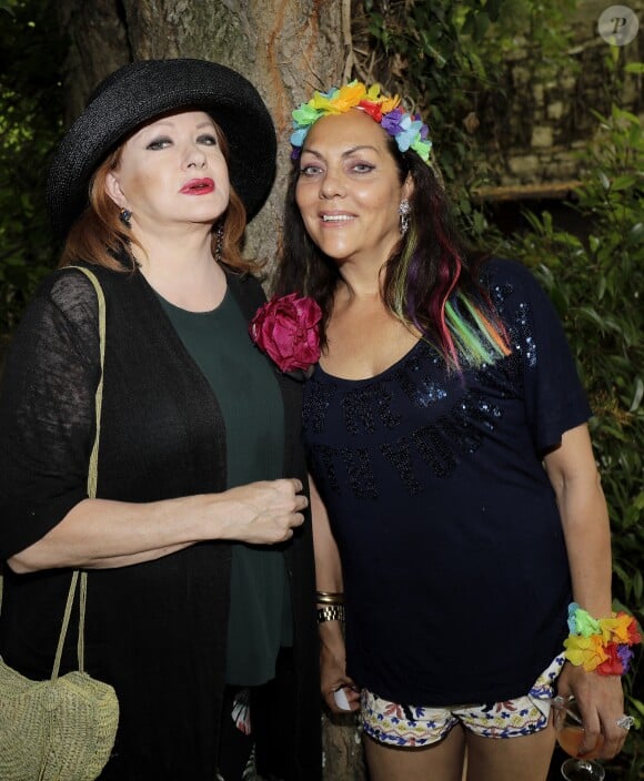 Exclusif - Catherine Jacob avec Hermine de Clermont-Tonnerre - Garden party organisée par Babette de Rozières chez elle à Maule le 30 juin 2019. © Cédric Perrin/Bestimage