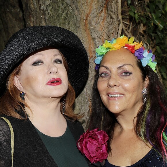 Exclusif - Catherine Jacob avec Hermine de Clermont-Tonnerre - Garden party organisée par Babette de Rozières chez elle à Maule le 30 juin 2019. © Cédric Perrin/Bestimage