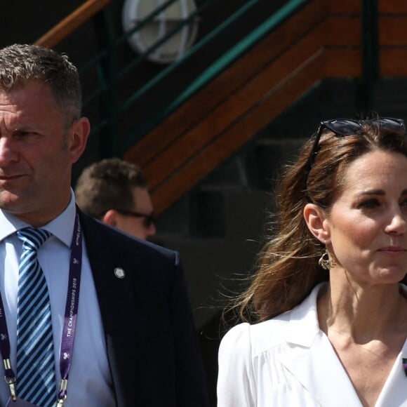 Kate Middleton, duchesse de Cambridge, en robe Suzannah à Wimbledon le 2 juillet 2019 à Londres, arrivant sur le court n°14.