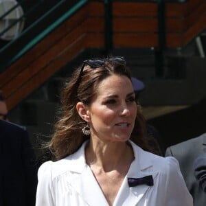 Kate Middleton, duchesse de Cambridge, en robe Suzannah à Wimbledon le 2 juillet 2019 à Londres, arrivant sur le court n°14.