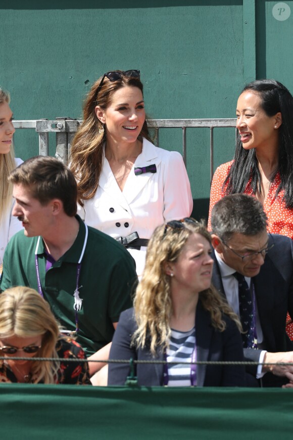 Kate Middleton, duchesse de Cambridge, entourée de ses amies tenniswomen Katie Boulter et Anne Keothavong à Wimbledon le 2 juillet 2019 à Londres.