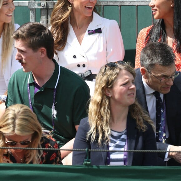 Kate Middleton, duchesse de Cambridge, entourée de ses amies tenniswomen Katie Boulter et Anne Keothavong à Wimbledon le 2 juillet 2019 à Londres.