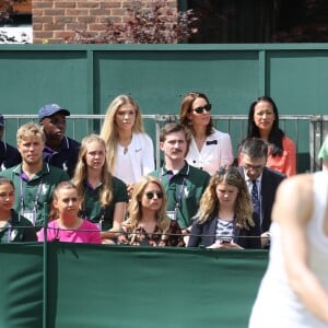 Kate Middleton, duchesse de Cambridge (robe Suzannah), avec ses amies les tenniswomen Katie Boulter et Anne Keothavong dans les tribunes du court annexe n°14 à Wimbledon le 2 juillet 2019 à Londres.