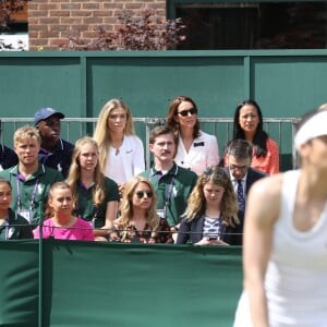 Kate Middleton, duchesse de Cambridge (robe Suzannah), avec ses amies les tenniswomen Katie Boulter et Anne Keothavong dans les tribunes du court annexe n°14 à Wimbledon le 2 juillet 2019 à Londres.