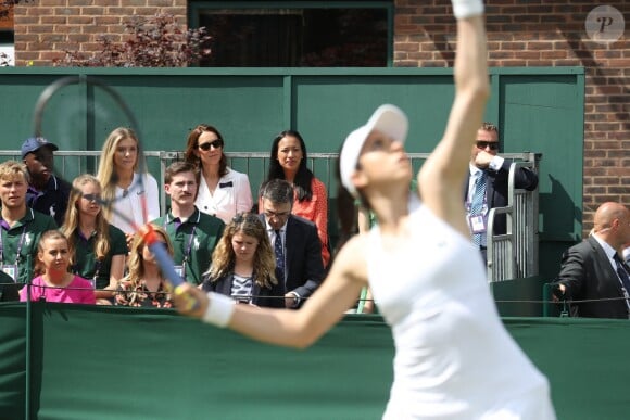 Kate Middleton, duchesse de Cambridge (robe Suzannah), avec ses amies les tenniswomen Katie Boulter et Anne Keothavong dans les tribunes du court annexe n°14 à Wimbledon le 2 juillet 2019 à Londres.