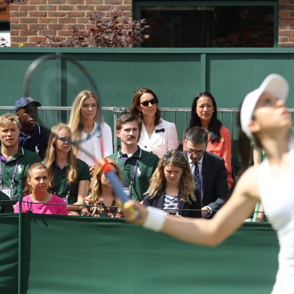 Kate Middleton, duchesse de Cambridge (robe Suzannah), avec ses amies les tenniswomen Katie Boulter et Anne Keothavong dans les tribunes du court annexe n°14 à Wimbledon le 2 juillet 2019 à Londres.