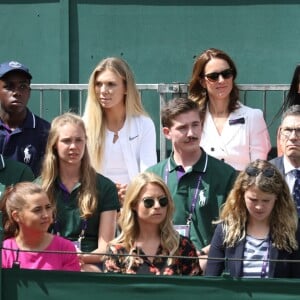 Kate Middleton, duchesse de Cambridge (robe Suzannah), avec ses amies les tenniswomen Katie Boulter et Anne Keothavong dans les tribunes du court annexe n°14 à Wimbledon le 2 juillet 2019 à Londres.