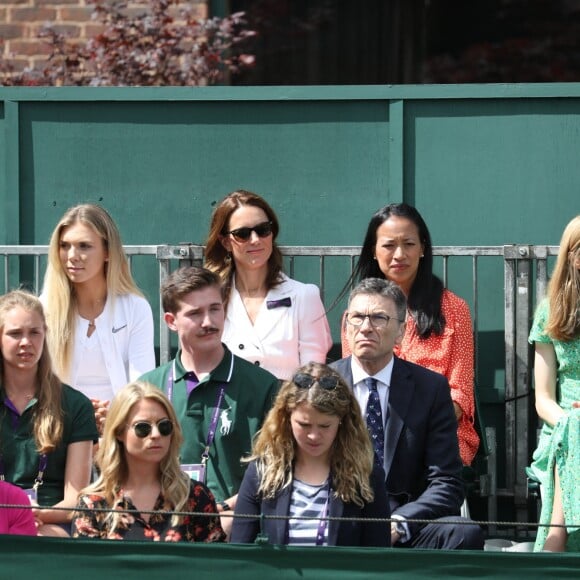 Kate Middleton, duchesse de Cambridge (robe Suzannah), avec ses amies les tenniswomen Katie Boulter et Anne Keothavong dans les tribunes du court annexe n°14 à Wimbledon le 2 juillet 2019 à Londres.