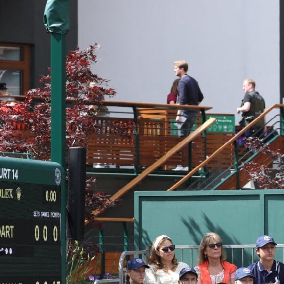 Kate Middleton, duchesse de Cambridge (robe Suzannah), avec ses amies les tenniswomen Katie Boulter et Anne Keothavong dans les tribunes du court annexe n°14 à Wimbledon le 2 juillet 2019 à Londres.