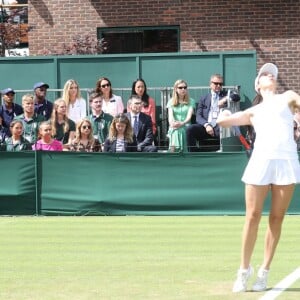 Kate Middleton, duchesse de Cambridge (robe Suzannah), avec ses amies les tenniswomen Katie Boulter et Anne Keothavong dans les tribunes du court annexe n°14 à Wimbledon le 2 juillet 2019 à Londres.