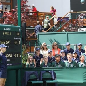 Kate Middleton, duchesse de Cambridge (robe Suzannah), avec ses amies les tenniswomen Katie Boulter et Anne Keothavong dans les tribunes du court annexe n°14 à Wimbledon le 2 juillet 2019 à Londres.