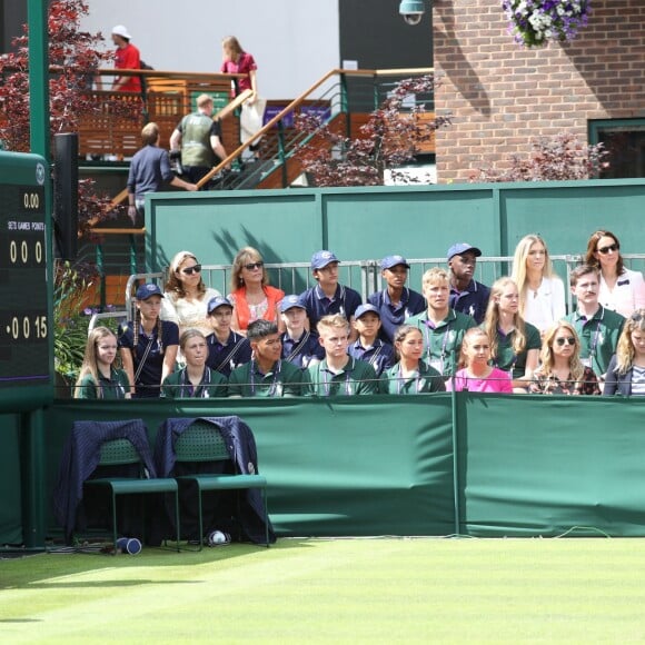 Kate Middleton, duchesse de Cambridge (robe Suzannah), avec ses amies les tenniswomen Katie Boulter et Anne Keothavong dans les tribunes du court annexe n°14 à Wimbledon le 2 juillet 2019 à Londres.