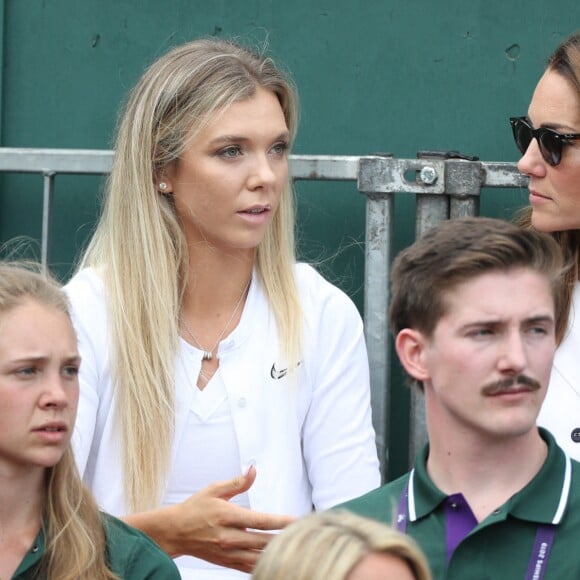 Kate Middleton, duchesse de Cambridge (robe Suzannah), avec ses amies les tenniswomen Katie Boulter et Anne Keothavong dans les tribunes du court annexe n°14 à Wimbledon le 2 juillet 2019 à Londres.